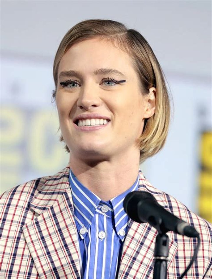 Mackenzie Davis Height: Her Stature Unraveled