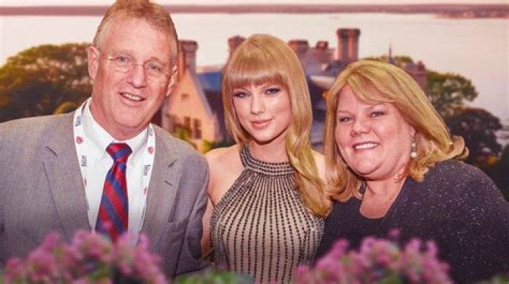 Taylor Swift's Parents Make A Surprise Reunion | Family Reconnected